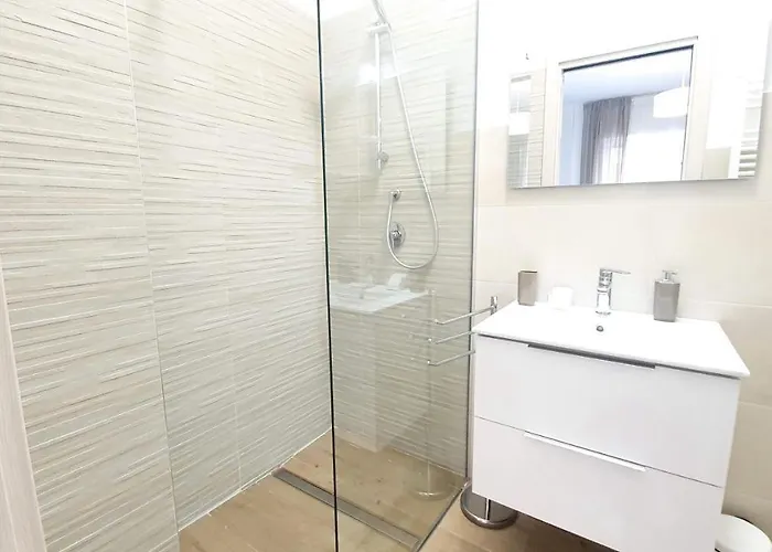 Pensión Comfy Vito With Ensuite And Parking - Policlinico 3*